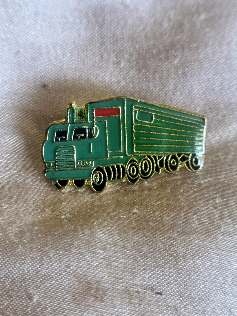 Novel Merk Green Semi Pickup Truck Pin